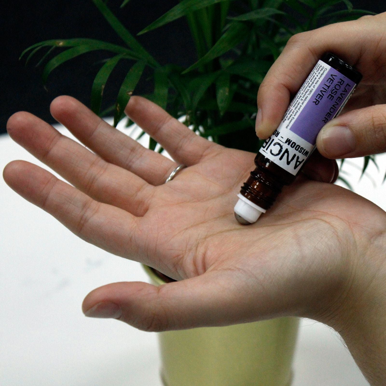 Roll-On de aceites esenciales en formato rod-on compacto, mezcla 100% natural para relajación y energía - bienestar