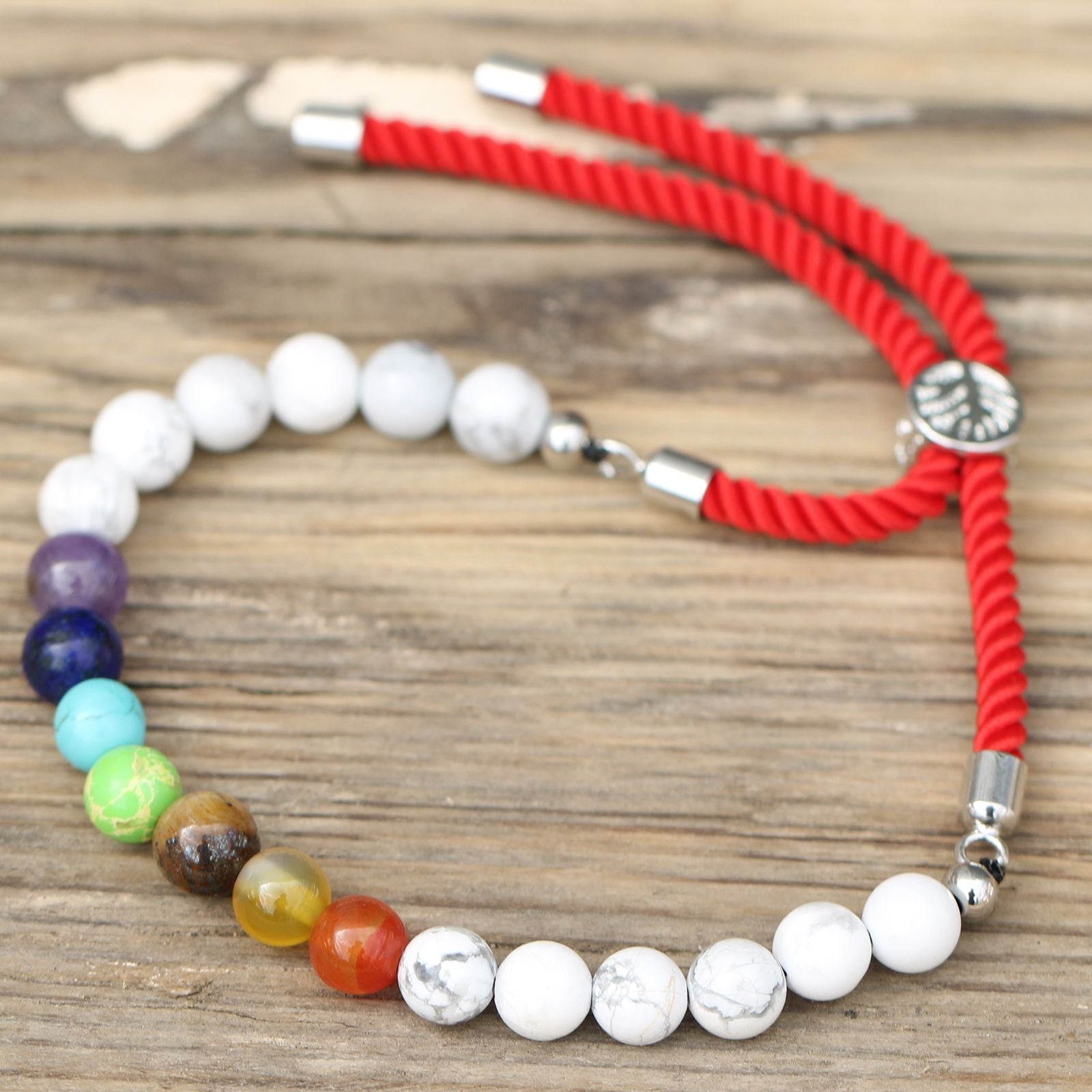 Pulsera de Hilo Rojo con Howlita Blanca y Chakras