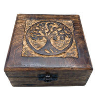 Caja cuadrada de madera oscura con Árbol de la Vida en relieve, 13x13x6 cm, cierre metálico - energiza tu altar.