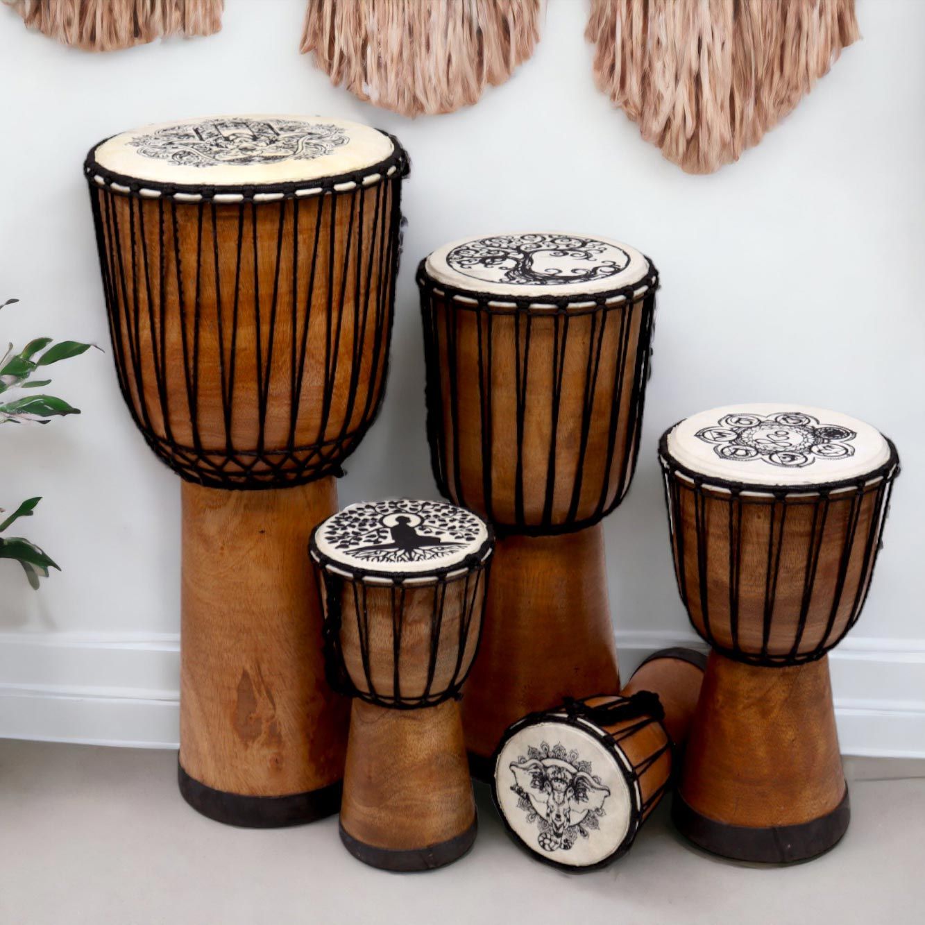 Djembe 40 cm hecho a mano, madera natural con parche decorado con Árbol de la Vida, tono profundo - conexión y enraizamiento