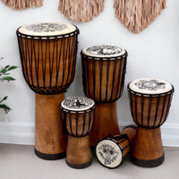 Djembe 40 cm hecho a mano, madera natural con parche decorado con Árbol de la Vida, tono profundo - conexión y enraizamiento