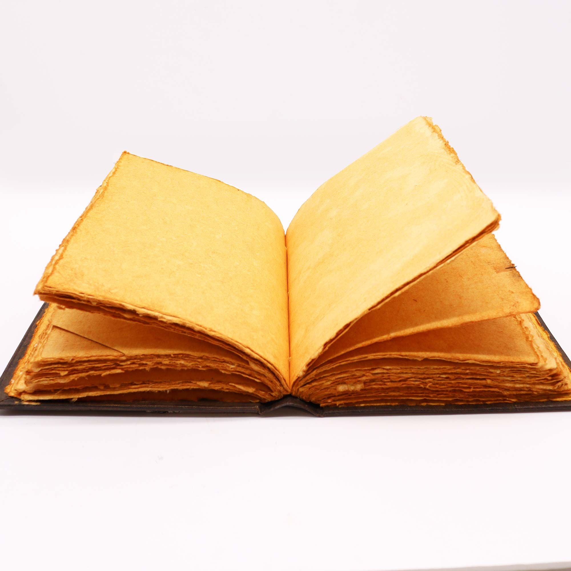 Cuaderno de cuero marrón con bordes de cubierta y luna triple de zinc, 200 páginas, 26x18 cm - ideal para diarios y bienestar