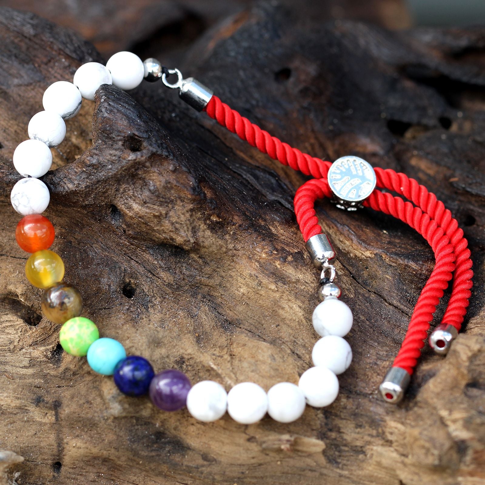 Pulsera de Hilo Rojo con Howlita Blanca y Chakras