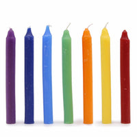 7 velas en fondo blanco con intención activar los 7 chakras