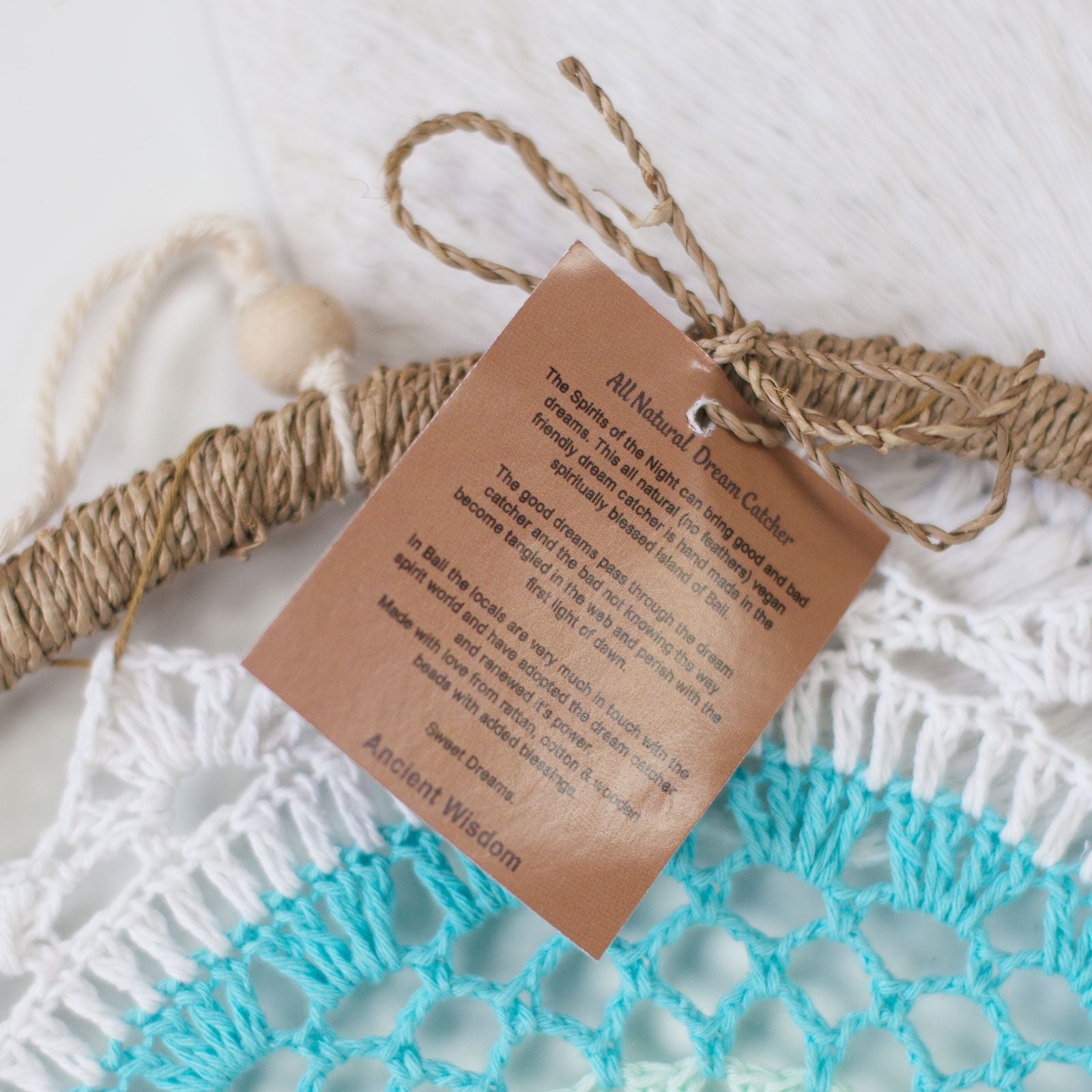 Atrapasueños turquesa mediano: aro envuelto en cuerda natural; tejido crochet blanco y turquesa - calma y protección