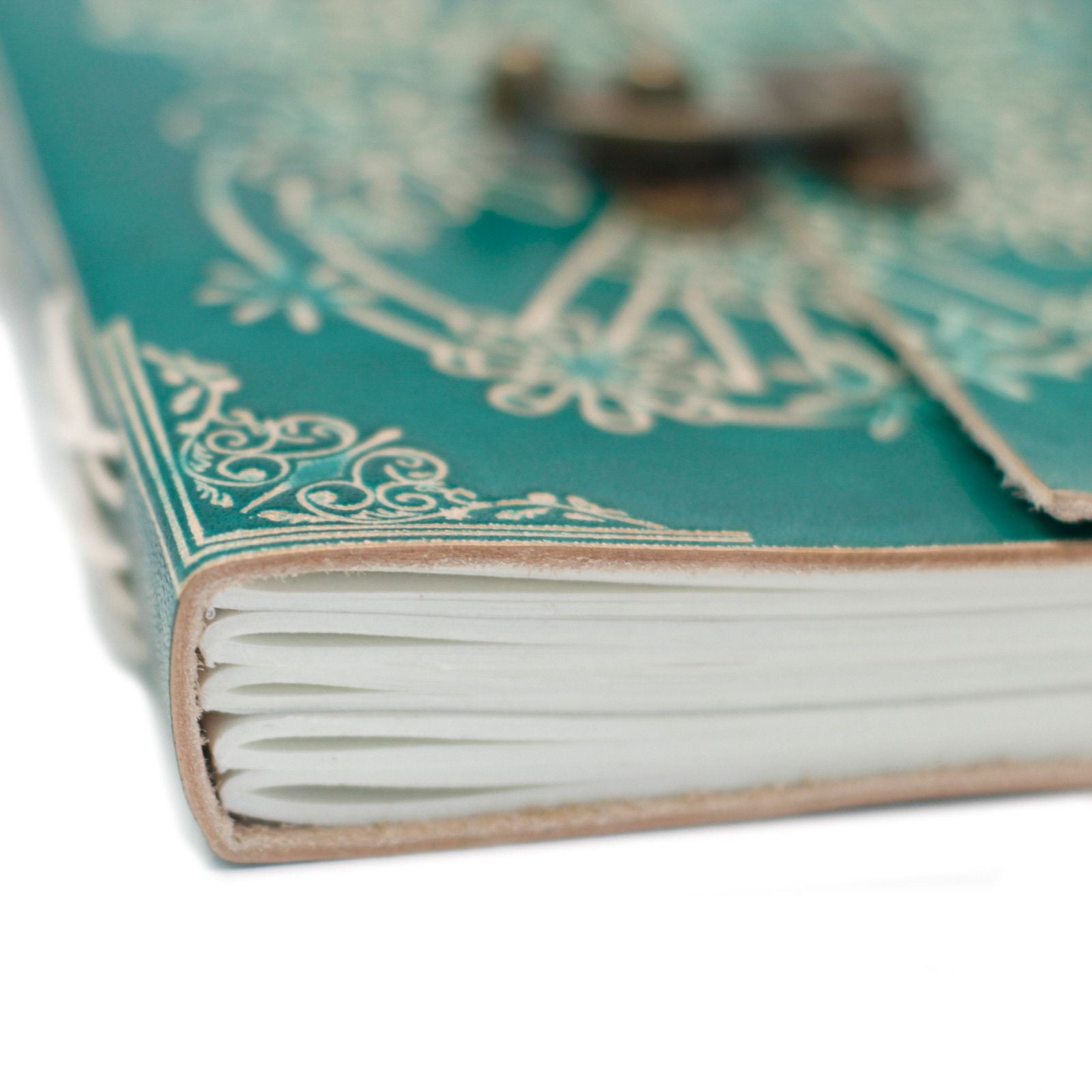 Cuaderno de Cuero Paz, formato rectangular en piel natural, color marrón suave - armonía energética en espacios zen.