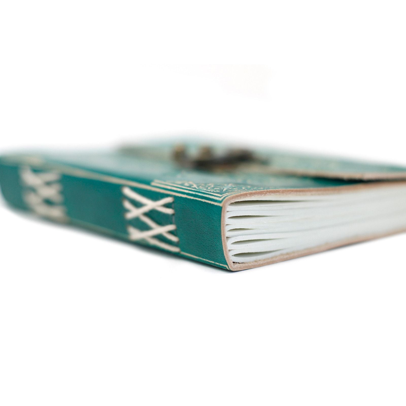 Cuaderno de Cuero Paz, formato rectangular en piel natural, color marrón suave - armonía energética en espacios zen.