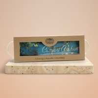 Bolsa de trigo en caja de regalo: tela con lavanda, asas de cuerda que sobresalen - calor terapéutico y relajación.