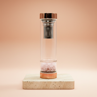 Botella de cristal para té con infusor y base de cuarzo rosa, acabado oro rosado, 500 ml - hidrata, calma y amor propio