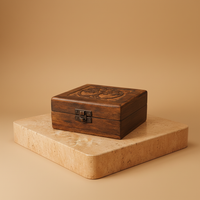 Caja cuadrada de madera oscura con Árbol de la Vida en relieve, 13x13x6 cm, cierre metálico - energiza tu altar.