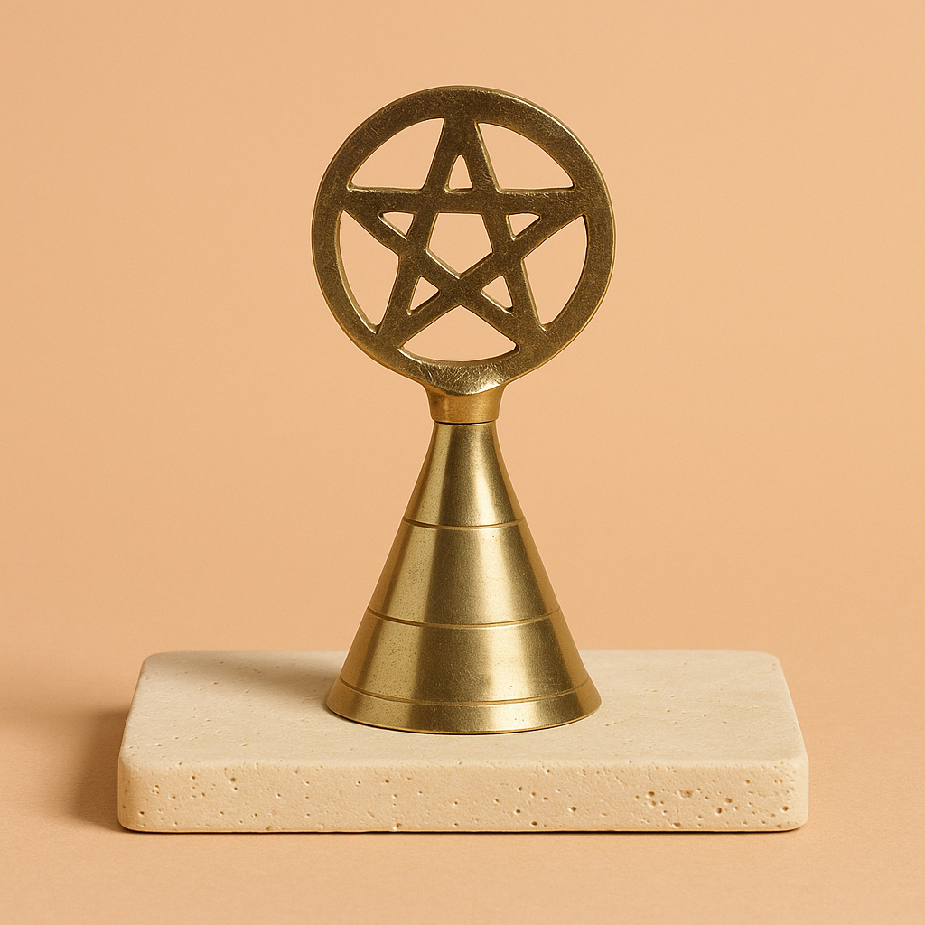 Campana de altar latón macizo dorado con pentagrama; altura 10,2 cm, símbolo 4,5 cm; sonido nítido - protege y armoniza