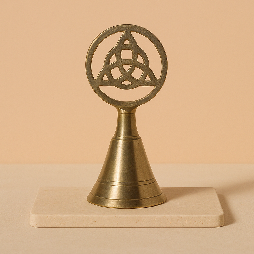 Campana de altar de latón macizo con Triquetra en mango, altura 10 cm, sonido limpio - protección y armonía espiritual