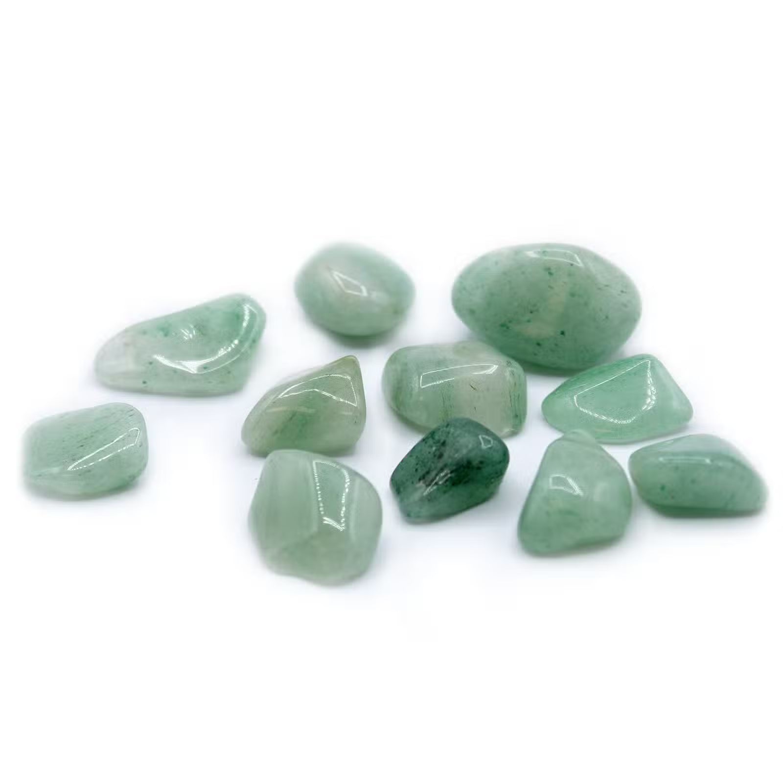 Conjunto de aventurinas verdes pulidas en composición premium en fondo blanco, imagen estética para tienda esotérica y minerales naturales.”