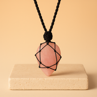 Colgante Lágrima de Cuarzo Rosa, cuarzo rosa pulido en lágrima con cordón negro ajustable; diseño artesanal - calma y amor