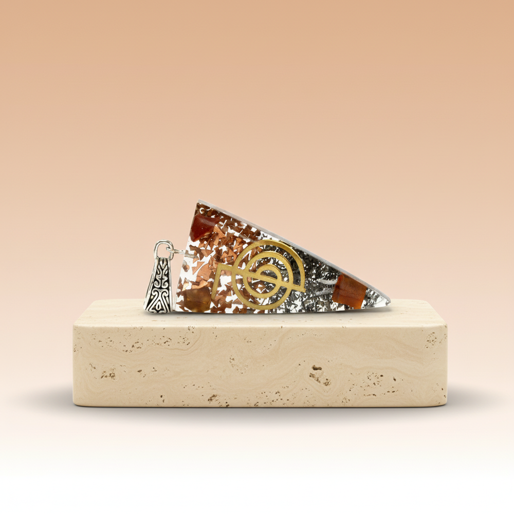 Colgante de Orgonita Power Point de tres metales, diseño compacto y tonos metalizados - equilibrio energético