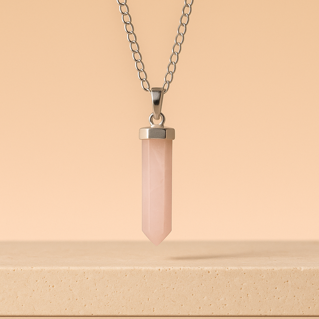 Colgante de Cuarzo Rosa: punta clásica, cuarzo rosa natural, acabado plateado y cadena ajustable 4 cm - amor y armonía