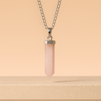 Colgante de Cuarzo Rosa: punta clásica, cuarzo rosa natural, acabado plateado y cadena ajustable 4 cm - amor y armonía