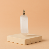 Selenita: colgante con cristal translúcido y extremo afilado, 5 cm, enganche plateado - protege y da claridad espiritual
