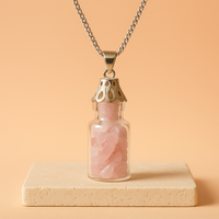 Collar con botella de cuarzo rosa: cristal con fragmentos rosados y cadena plateada ajustable - favorece armonía emocional
