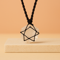 Colgante hexagonal de Howlita Blanca natural entrelazada con cordón resistente - calma y equilibrio emocional