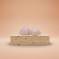 Cuarzo rosa: pequeñas piezas africanas pulidas, color rosado suave, forma irregular y tamaño compacto -aporta calma y enfoque