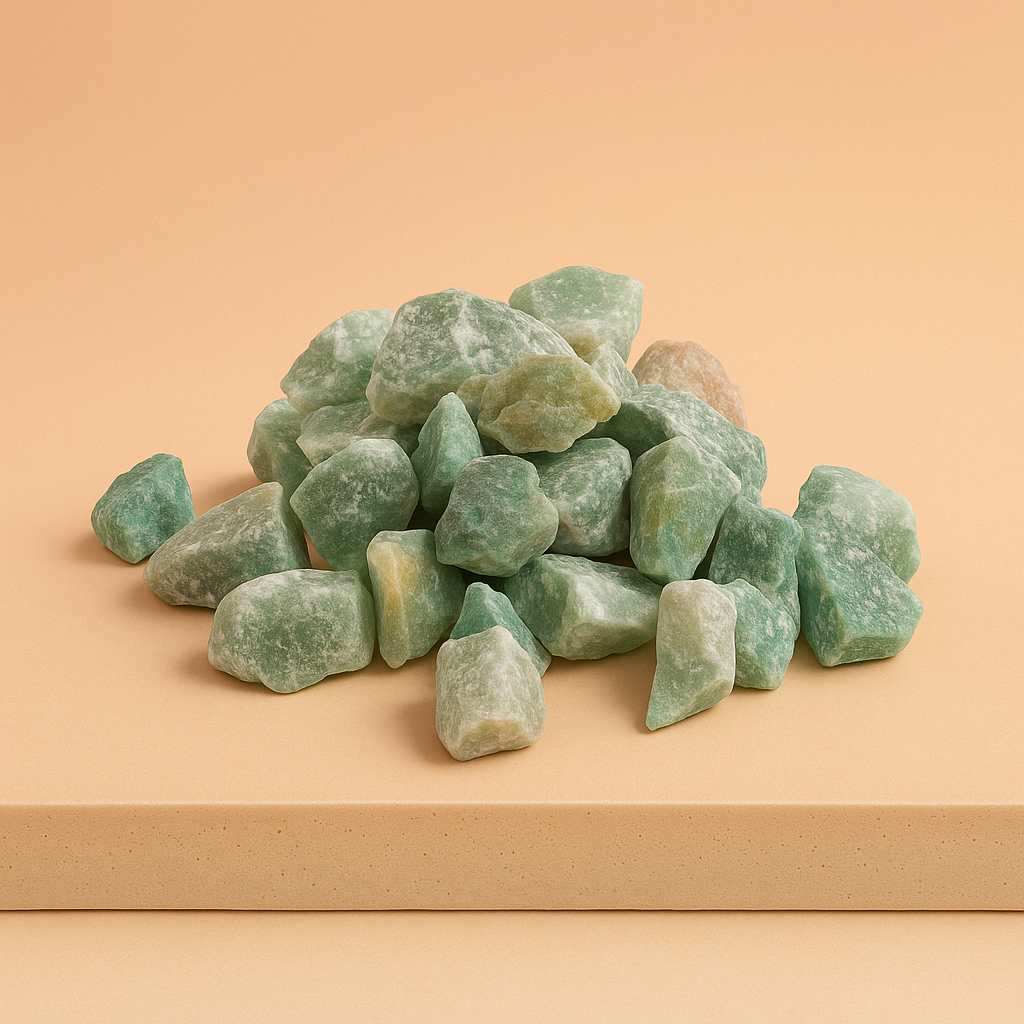 Jade de cristal en bruto, cristales verdes en tonos pálidos a intensos, peso 500 g - atraen prosperidad y armonía