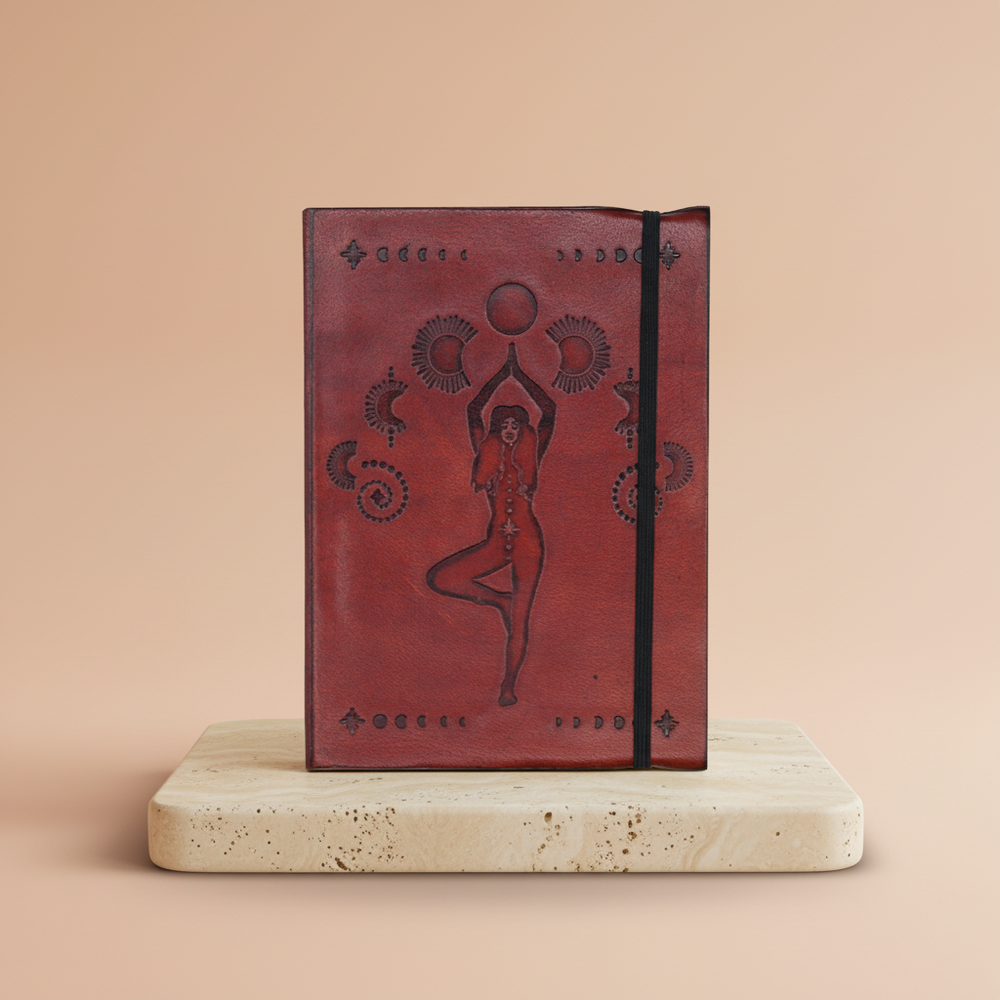 Cuaderno pequeño con elástico – Diosa Cósmica, cuero vegetal, compacto para hogar - armonía y bienestar