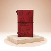 Diario de cuero rojo rectangular, relieve de sellos y frase; 80 páginas, cierre elástico oscuro - ideal para registrar viajes