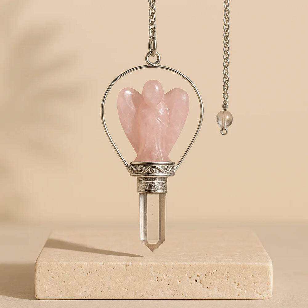 Péndulo Ángel de cuarzo rosa, cristal rosado natural con silueta alada y cadena plateada - Amor y sanación