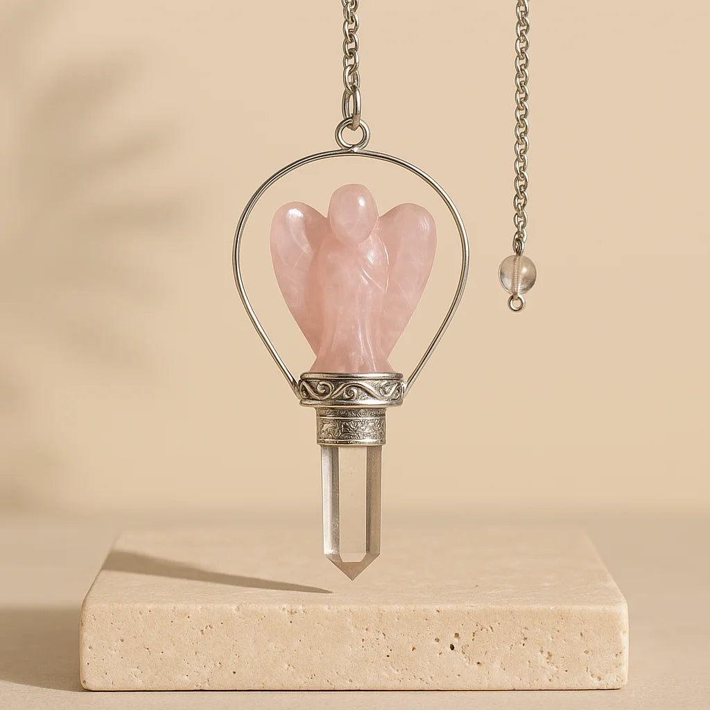 Péndulo Ángel de cuarzo rosa, cristal rosado natural con silueta alada y cadena plateada - Amor y sanación