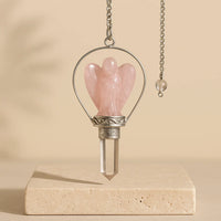 Péndulo Ángel de cuarzo rosa, cristal rosado natural con silueta alada y cadena plateada - Amor y sanación