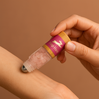 uso real de  Roll-On de Cuarzo Rosa: frasco de 10 ml con esfera, piedras rosas y tapa de bambú; compacto - amor y armonía