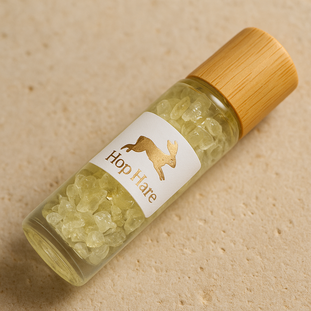 Detalle mineral de Cuarzo Transparente roll-on 10 ml con tapa de bambú, piedras auténticas y esfera aplicadora - claridad y equilibrio
