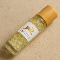 Detalle mineral de Cuarzo Transparente roll-on 10 ml con tapa de bambú, piedras auténticas y esfera aplicadora - claridad y equilibrio