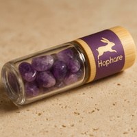 Detalle mineral de  Amatista roll-on 10 ml con piedras en su interior y tapa de bambú; color púrpura — calma mental y elevación espiritual