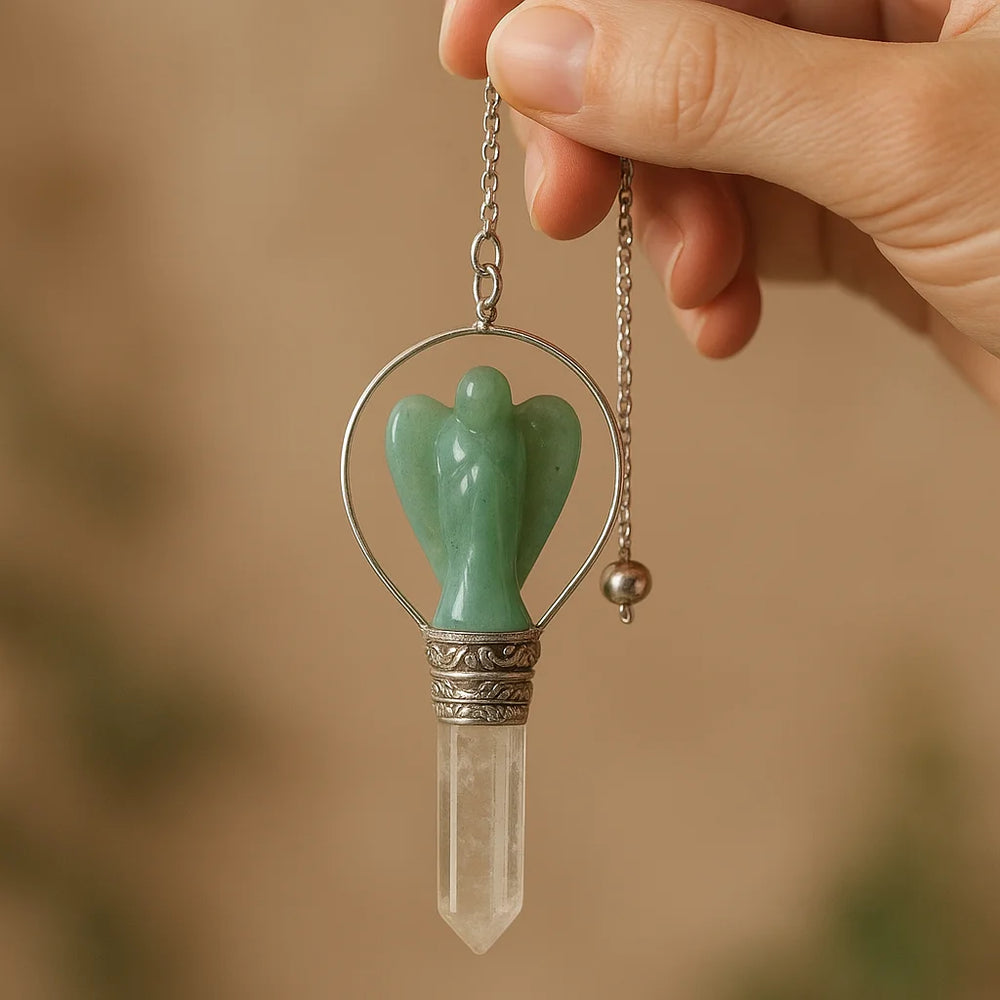 Péndulo Ángel de Aventurina Verde: ángel en aventurina verde con cadena plateada - guía espiritual y equilibrio emocional