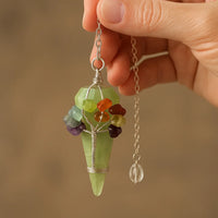 Péndulo Mágico Siete Chakras Aventurina: punta de aventurina verde y piedras de chakra; cadena plateada - equilibrio.