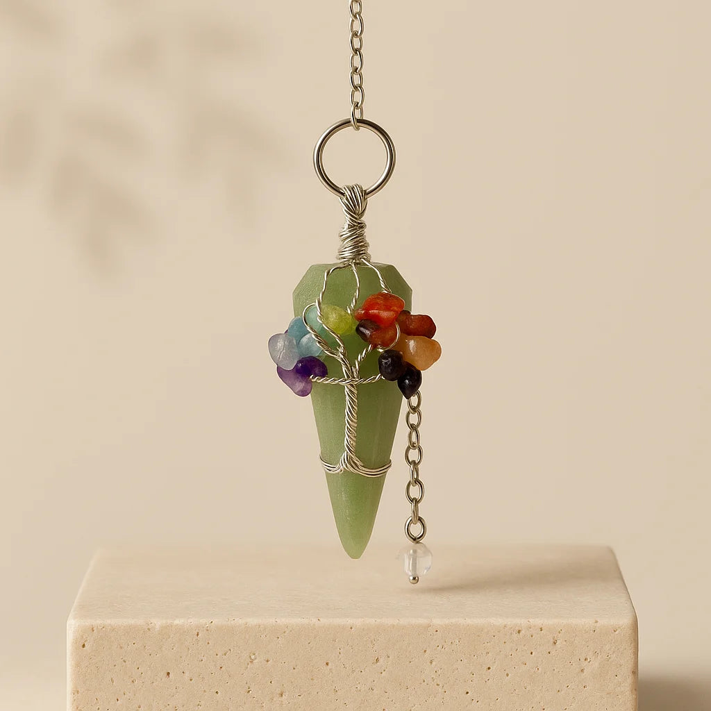 Péndulo Mágico Siete Chakras Aventurina: punta de aventurina verde y piedras de chakra; cadena plateada - equilibrio.