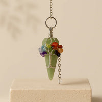 Péndulo Mágico Siete Chakras Aventurina: punta de aventurina verde y piedras de chakra; cadena plateada - equilibrio.