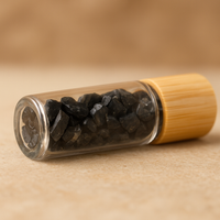 Detalle mineral de Roll-On Turmalina Negra: frasco de cristal y tapa de bambú, 10 ml, piedras – protección y equilibrio - claridad mental