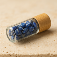 Detalle mineral de Roll-On de sodalita El Sol: frasco 10 ml con piedras de sodalita, esfera y tapa de bambú, color azul - Confianza y claridad