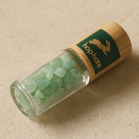 Detalle mineral de Roll-On 10 ml de Aventurina, esfera en frasco, con piedras verdes y tapa de bambú - equilibrio emocional y manifestación