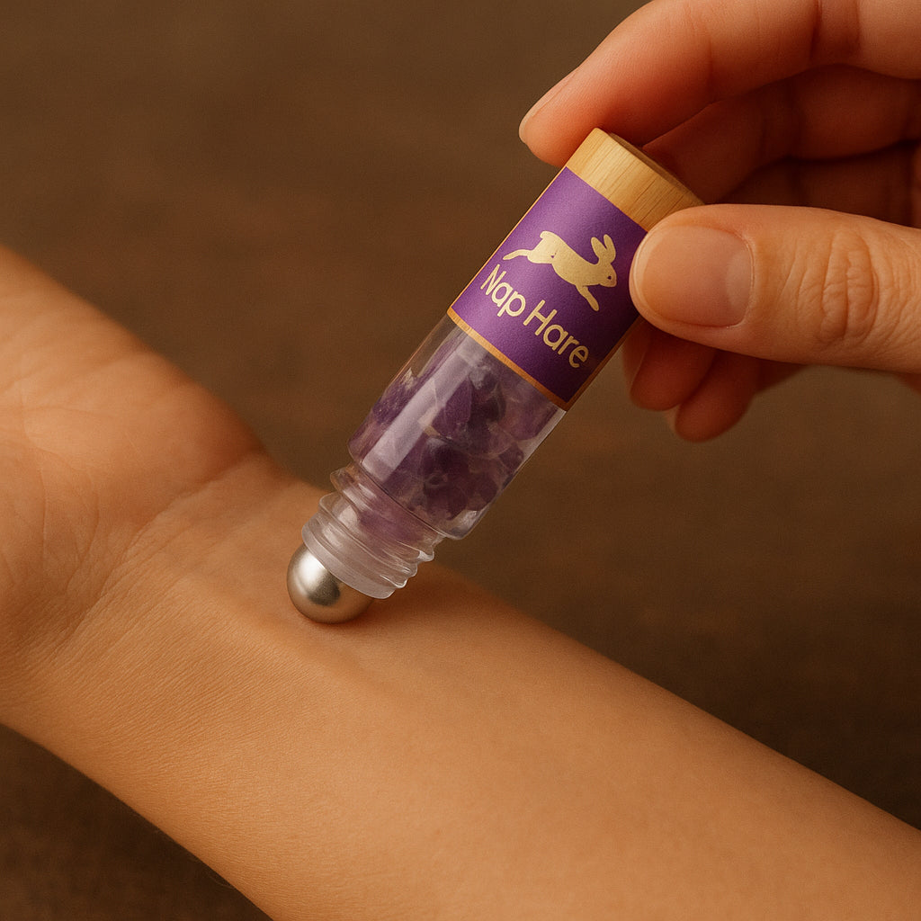 uso real de Amatista roll-on 10 ml con piedras en su interior y tapa de bambú; color púrpura — calma mental y elevación espiritual