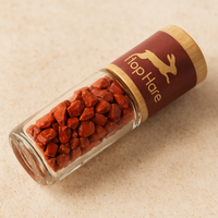 Detalle mineral de Roll-On de Jaspe Rojo 10 ml con piedras auténticas y tapa de bambú; inspirado en El Diablo - energía y maestría interior