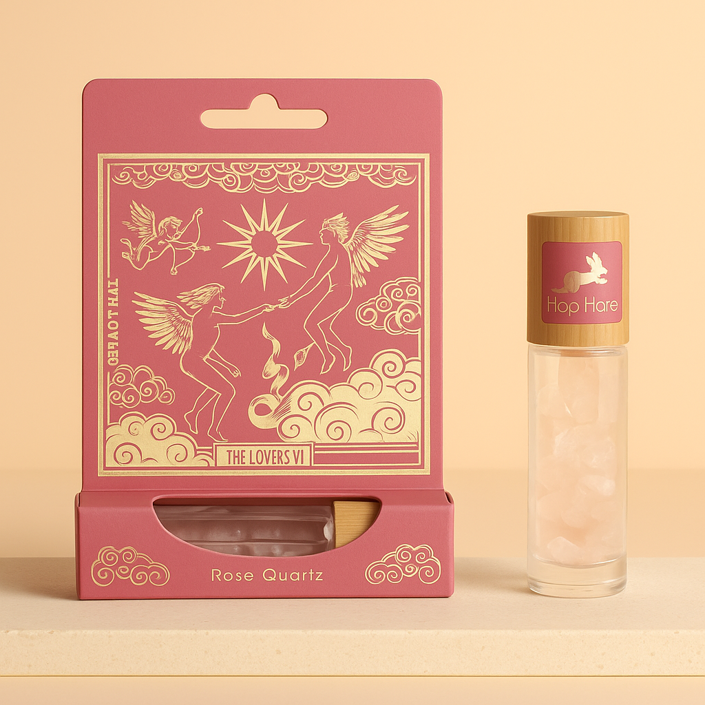 Roll-On de Cuarzo Rosa: frasco de 10 ml con esfera, piedras rosas y tapa de bambú; compacto - amor y armonía