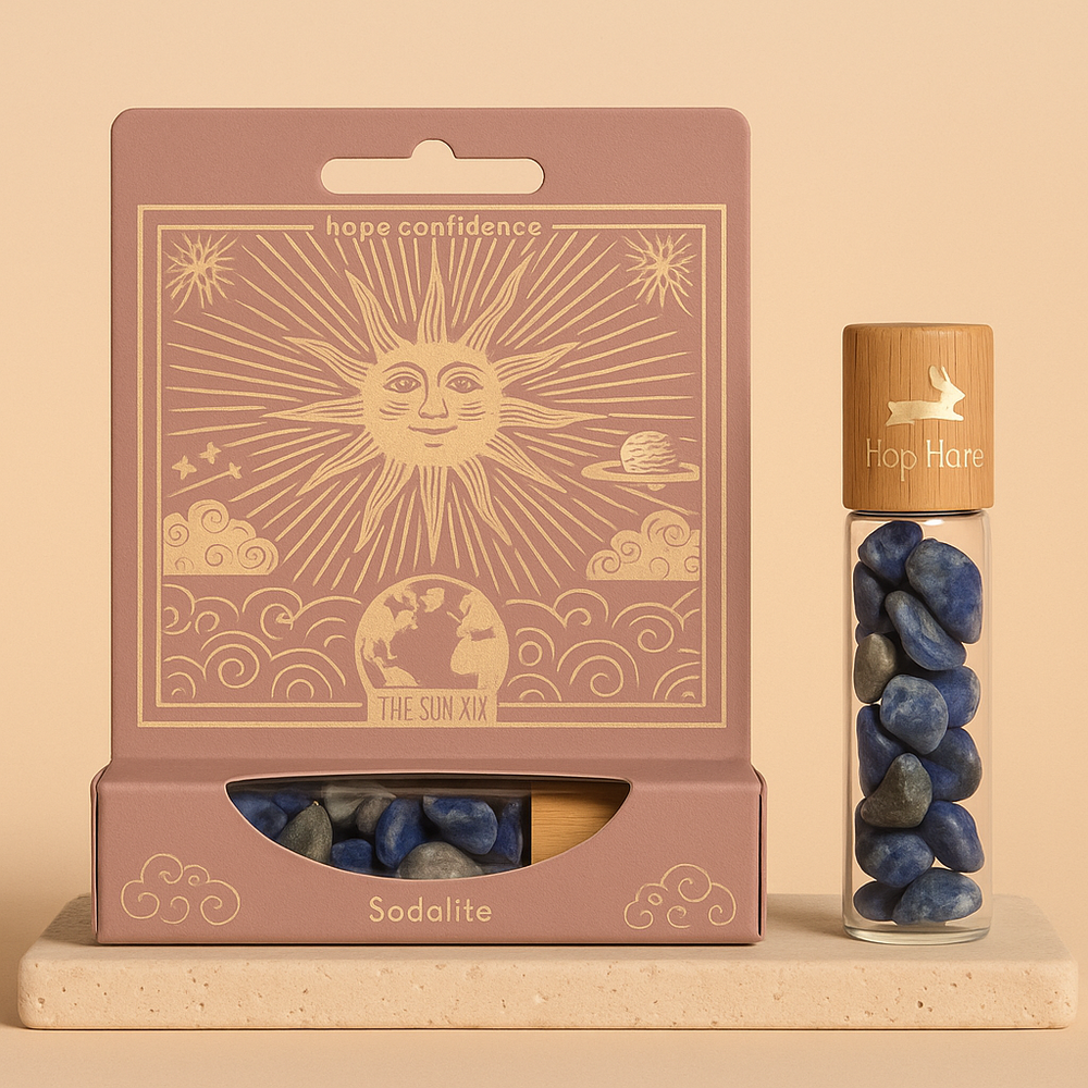 Roll-On de sodalita El Sol: frasco 10 ml con piedras de sodalita, esfera y tapa de bambú, color azul - Confianza y claridad