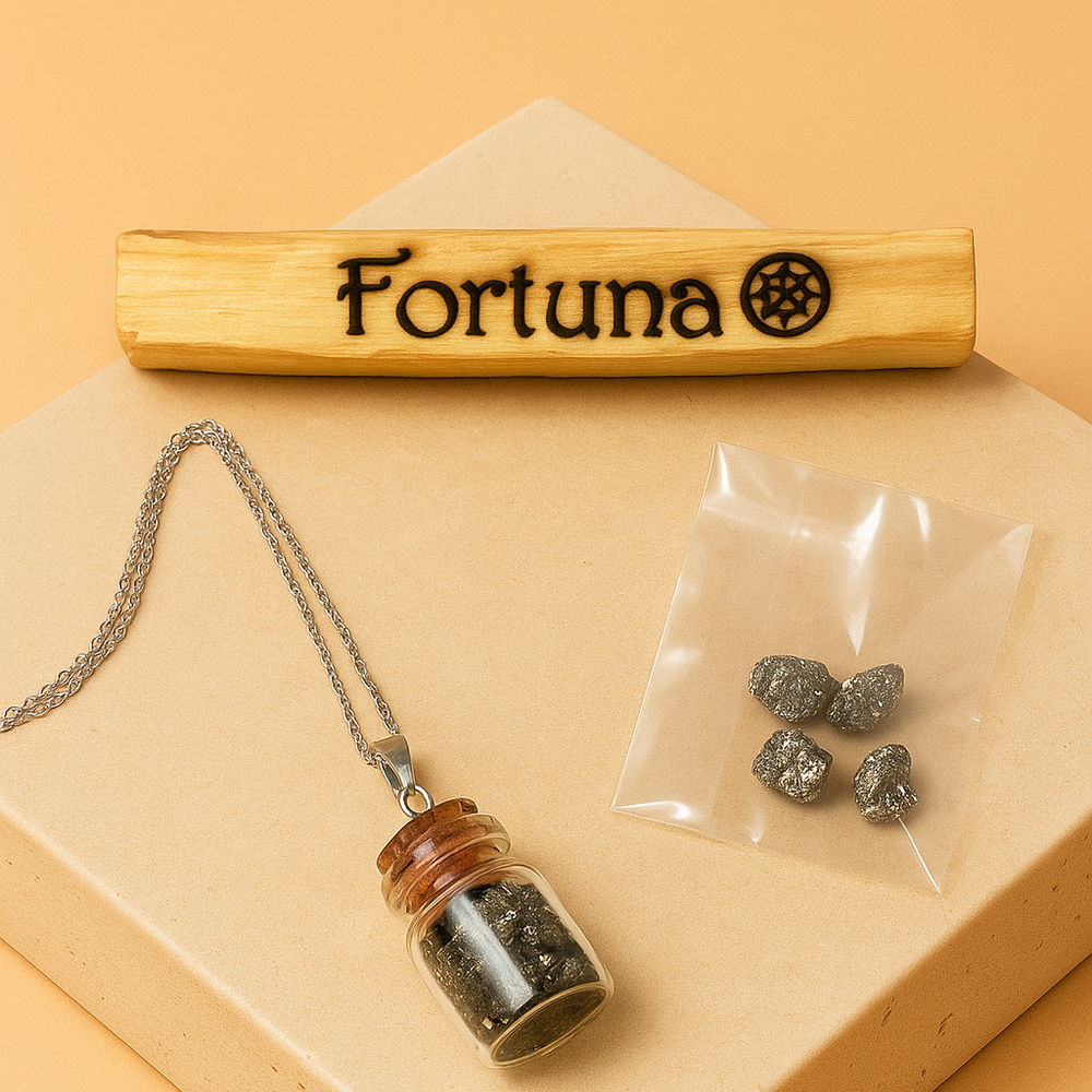 Colgante de frasco con pirita y palo santo grabado con “Fortuna”, sobre base beige de travertino. Imagen espiritual de productos energéticos Yo Soy Munduko.