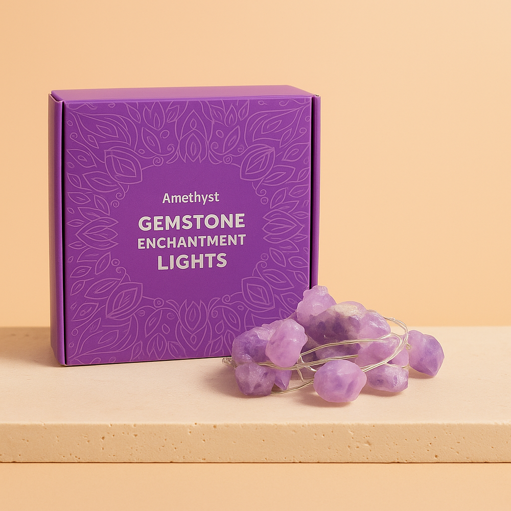 Guirnalda de Luces LED con amatista natural, piedras violetas sobre un cable sobrio; iluminación suave - calma e armonía
