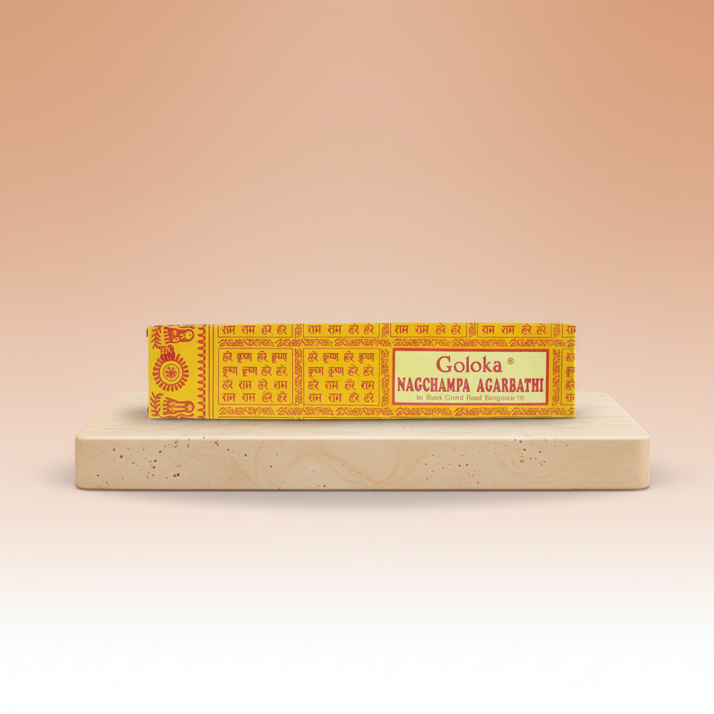 Incienso Goloka Nagchampa 16g, varillas delgadas en presentación simple - favorece un ambiente sereno y equilibrado.