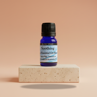 Aceites en frasco compacto de 10 ml; mezcla aromática, etiqueta clara, estética serena – ofrece relajación